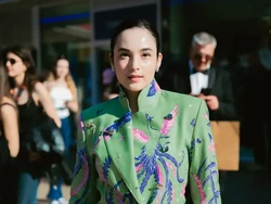 Gaya Chelsea Islan Pakai Kebaya Janggan di Cannes Jelang Debut Jadi Produser Gaya Chelsea Islan Pakai Kebaya Janggan di Cannes Jelang Debut Jadi Produser