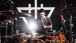 Drummer The Devil Wears Prada Meninggal Dunia Usai Alami Kecelakaan Pesawat