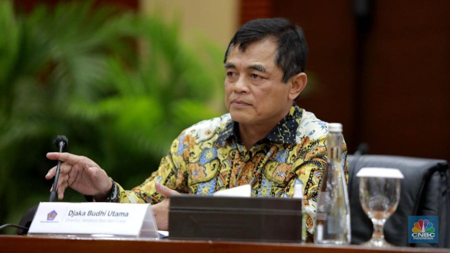 Dirjen Bea Cukai, Djaka Budi Utama saat Konferensi Pers APBN KITA bulan Mei 2025. (CNBC Indonesia/Muhammad Sabki)