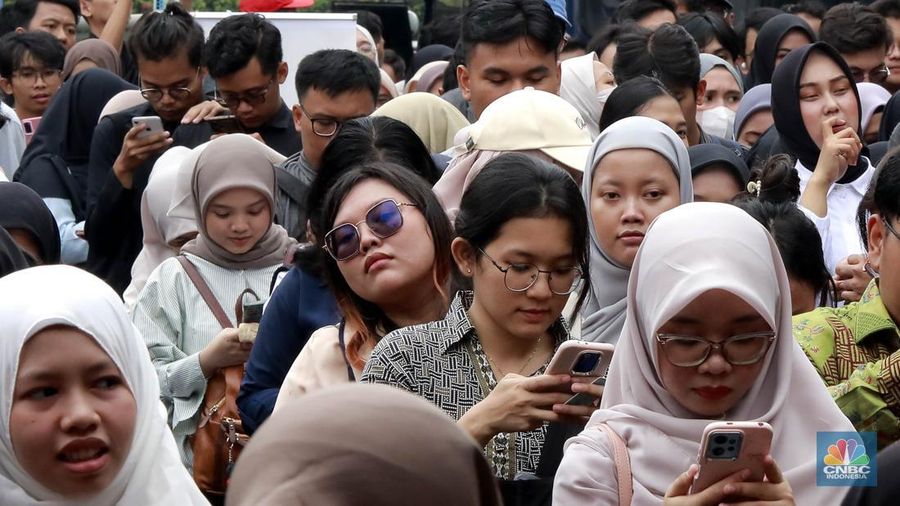 Kementerian Ketenagakerjaan (Kemnaker) menggelar Job Fair Kemnaker 2025 yang diselenggarakan pada 22-23 Mei 2025 di Gedung Kemnaker, Jakarta Selatan. (CNBC Indonesia/Muhammad Sabki) Kementerian Ketenagakerjaan (Kemnaker) menggelar Job Fair Kemnaker 2025 yang diselenggarakan pada 22-23 Mei 2025 di Gedung Kemnaker, Jakarta Selatan. (CNBC Indonesia/Muhammad Sabki)