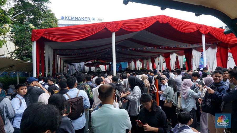Kementerian Ketenagakerjaan (Kemnaker) menggelar Job Fair Kemnaker 2025 yang diselenggarakan pada 22-23 Mei 2025 di Gedung Kemnaker, Jakarta Selatan. (CNBC Indonesia/Muhammad Sabki) Kementerian Ketenagakerjaan (Kemnaker) menggelar Job Fair Kemnaker 2025 yang diselenggarakan pada 22-23 Mei 2025 di Gedung Kemnaker, Jakarta Selatan. (CNBC Indonesia/Muhammad Sabki)