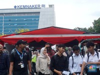 Cerita Gen Z Susah Cari Kerja, Terpaksa Jualan dan Jadi Buruh Harian