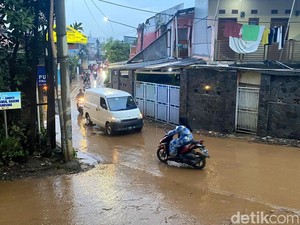 Luapan Sungai Cipagalo Sisakan Lumpur di Jalan Cingised Bandung