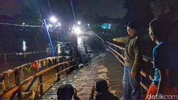 Video Kepanikan Warga Saat Jembatan Apung Bojongsoang-Baleendah Patah