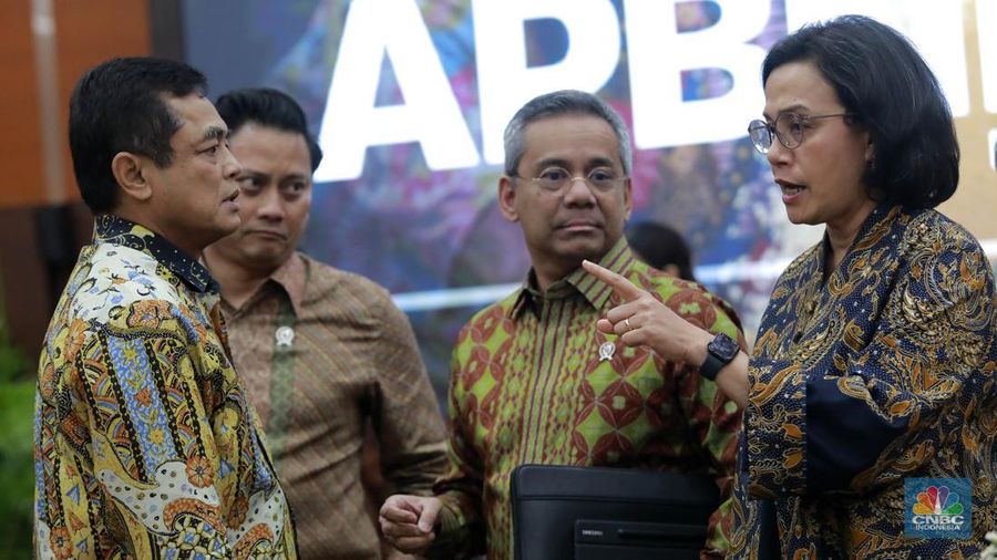 Menteri Keuangan (Menkeu) Sri Mulyani, didampingi wakil menteri keuangan dan  para pejabat eselon I usai konferensi pers APBN KITA, di Gedung Kementerian Keuangan, Jakarta, Jumat, (23/5/2025). (CNBC Indonesia/Muhammad Sabki)