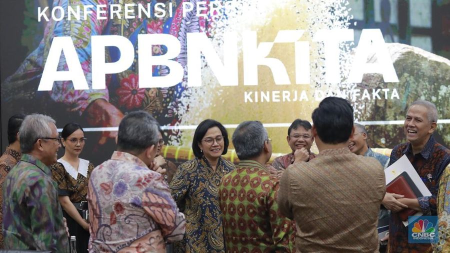 Menteri Keuangan (Menkeu) Sri Mulyani, didampingi wakil menteri keuangan dan  para pejabat eselon I usai konferensi pers APBN KITA, di Gedung Kementerian Keuangan, Jakarta, Jumat, (23/5/2025). (CNBC Indonesia/Muhammad Sabki)