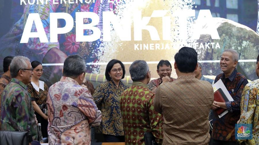 Menteri Keuangan (Menkeu) Sri Mulyani, didampingi wakil menteri keuangan dan para pejabat eselon I usai konferensi pers APBN KITA, di Gedung Kementerian Keuangan, Jakarta, Jumat, (23/5/2025). (CNBC Indonesia/Muhammad Sabki)