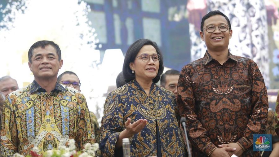 Menteri Keuangan Sri Mulyani (tengah) bersama Dirjen Bea Cukai, Djaka Budi Utama (kiri) dan Bimo Wijayanto (kanan) saat Konferensi Pers APBN KITA bulan Mei 2025. (CNBC Indonesia/Muhammad Sabki)