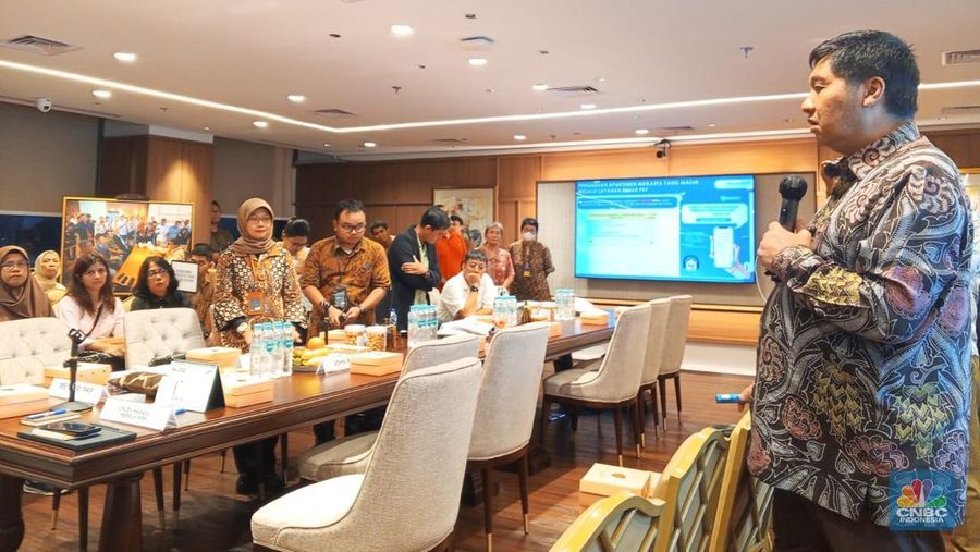 Menteri PKP Maruarar Sirait dalam pertemuan antara konsumen Meikarta dengan CEO Lippo Group James T Riady dalam proses refund gelombang I, Kamis (22/5/2025). (CNBC Indonesia/Robertus Andrianto)