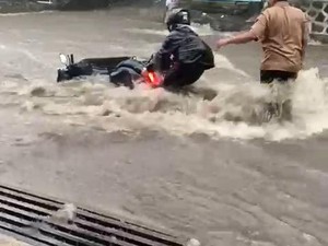 Banjir di Lembang, Motor Warga Hanyut Terseret Arus