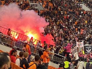Suporter Lempar Flare, Laga Persija Vs Malut United di JIS Dihentikan