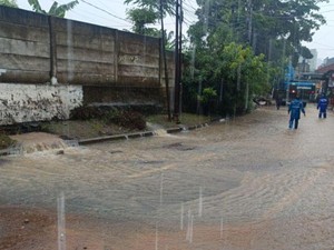 Tembok Gudang SDA Jaksel Jebol Saat Hujan, Warga: Sampah Tutupi Gorong-gorong