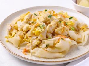 Resep Kwetiau Goreng Ayam dan Telur ala Thai yang Gurih Nampol