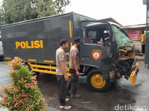 Rombongan Truk Polisi Kecelakaan Beruntun di Gunungsari Surabaya