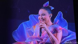 Video Rossa di Konser Here I Am: Aku Mau Nyanyi 3 Jam Buat Kalian