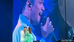 Terlalu Cinta! Afgan Rossa Mesra di Konser Here I Am