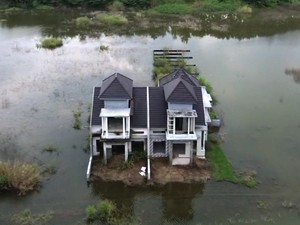 Viral! Rumah Mewah Terbengkalai di Tengah Genangan Air Bak Rawa