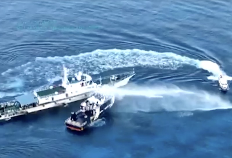 Sebuah kapal penjaga pantai China bertabrakan dengan kapal pemerintah Filipina di dekat terumbu karang yang disengketakan di Laut Cina Selatan. (Tangkapan Layar Video/REUTERS) Sebuah kapal penjaga pantai China bertabrakan dengan kapal pemerintah Filipina di dekat terumbu karang yang disengketakan di Laut Cina Selatan. (Tangkapan Layar Video/REUTERS)