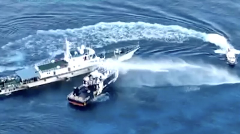 Sebuah kapal penjaga pantai China bertabrakan dengan kapal pemerintah Filipina di dekat terumbu karang yang disengketakan di Laut Cina Selatan. (Tangkapan Layar Video/REUTERS)