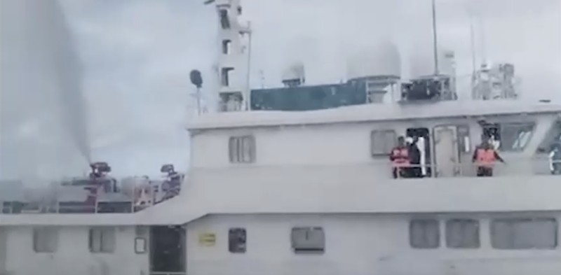 Sebuah kapal penjaga pantai China bertabrakan dengan kapal pemerintah Filipina di dekat terumbu karang yang disengketakan di Laut Cina Selatan. (Tangkapan Layar Video/REUTERS) Sebuah kapal penjaga pantai China bertabrakan dengan kapal pemerintah Filipina di dekat terumbu karang yang disengketakan di Laut Cina Selatan. (Tangkapan Layar Video/REUTERS)