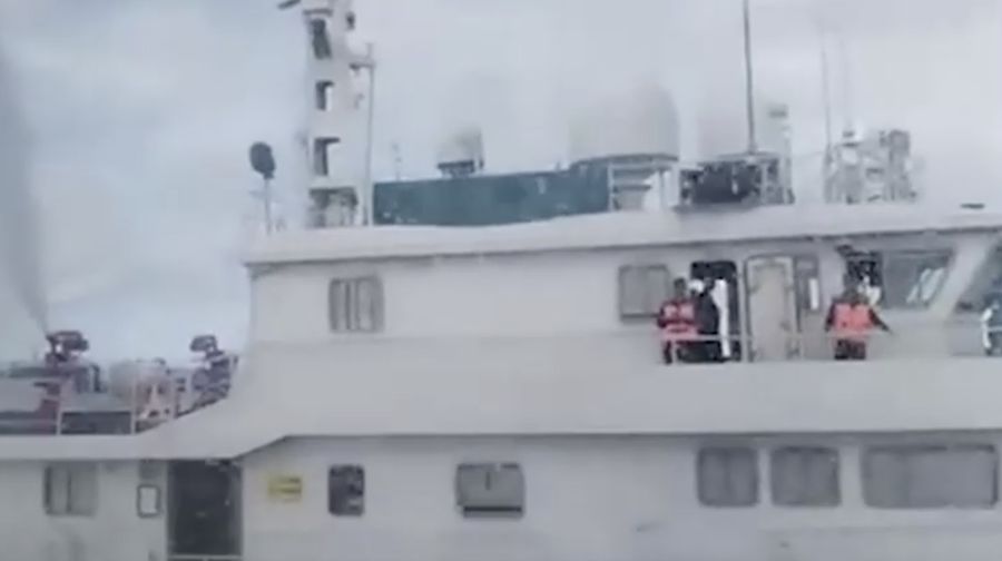 Sebuah kapal penjaga pantai China bertabrakan dengan kapal pemerintah Filipina di dekat terumbu karang yang disengketakan di Laut Cina Selatan. (Tangkapan Layar Video/REUTERS)