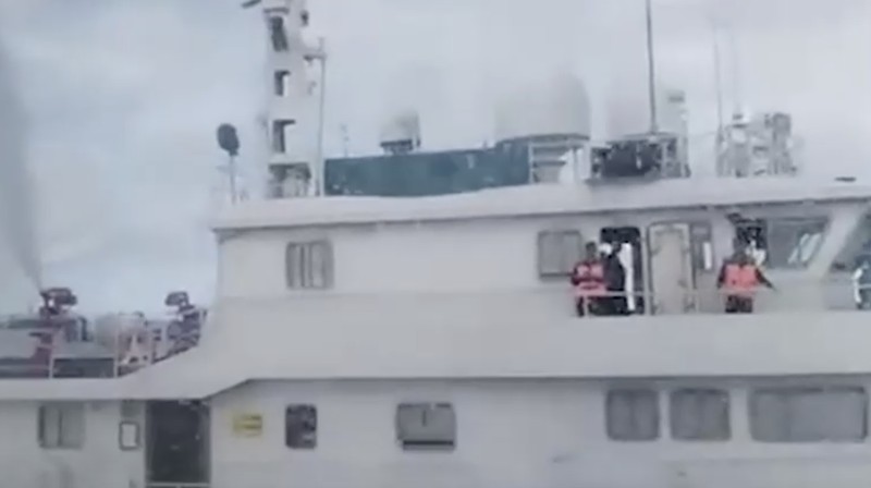 Sebuah kapal penjaga pantai China bertabrakan dengan kapal pemerintah Filipina di dekat terumbu karang yang disengketakan di Laut Cina Selatan. (Tangkapan Layar Video/REUTERS)