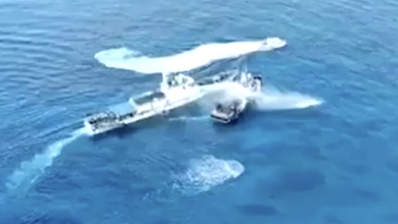 Sebuah kapal penjaga pantai China bertabrakan dengan kapal pemerintah Filipina di dekat terumbu karang yang disengketakan di Laut Cina Selatan. (Tangkapan Layar Video/REUTERS)