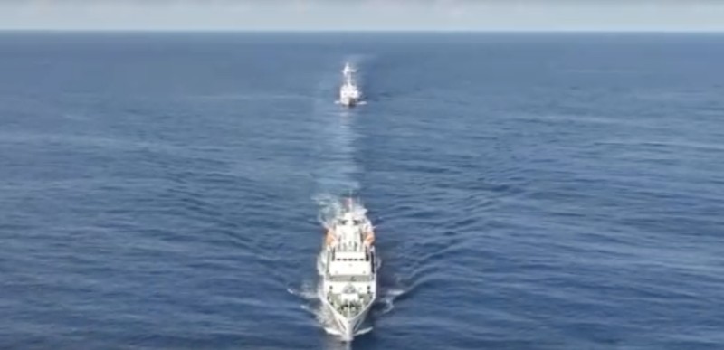 Sebuah kapal penjaga pantai China bertabrakan dengan kapal pemerintah Filipina di dekat terumbu karang yang disengketakan di Laut Cina Selatan. (Tangkapan Layar Video/REUTERS) Sebuah kapal penjaga pantai China bertabrakan dengan kapal pemerintah Filipina di dekat terumbu karang yang disengketakan di Laut Cina Selatan. (Tangkapan Layar Video/REUTERS)