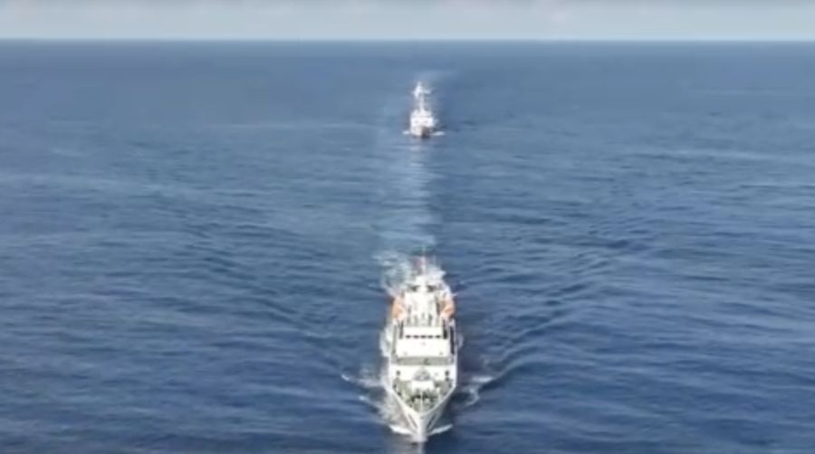 Sebuah kapal penjaga pantai China bertabrakan dengan kapal pemerintah Filipina di dekat terumbu karang yang disengketakan di Laut Cina Selatan. (Tangkapan Layar Video/REUTERS)