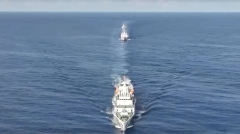 Sebuah kapal penjaga pantai China bertabrakan dengan kapal pemerintah Filipina di dekat terumbu karang yang disengketakan di Laut Cina Selatan. (Tangkapan Layar Video/REUTERS)