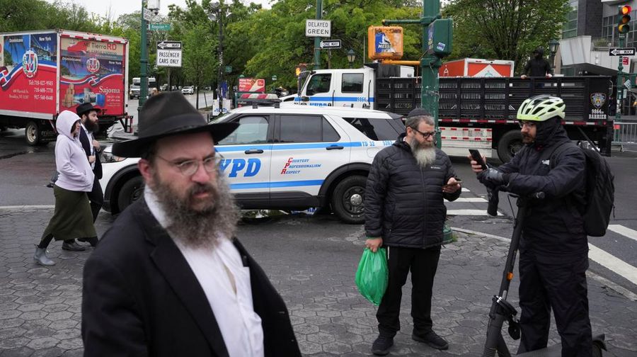 Suasana setelah dua staf kedutaan Israel ditembak mati di dekat Museum Yahudi Ibu Kota di Washington, D.C., New York City, AS, Kamis (22/6/2024). (REUTERS/Evelyn Hockstein)