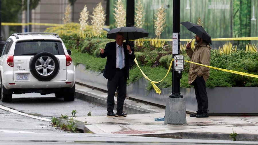 Suasana setelah dua staf kedutaan Israel ditembak mati di dekat Museum Yahudi Ibu Kota di Washington, D.C., New York City, AS, Kamis (22/6/2024). (REUTERS/Evelyn Hockstein)