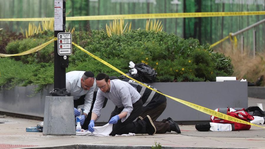 Suasana setelah dua staf kedutaan Israel ditembak mati di dekat Museum Yahudi Ibu Kota di Washington, D.C., New York City, AS, Kamis (22/6/2024). (REUTERS/Evelyn Hockstein)