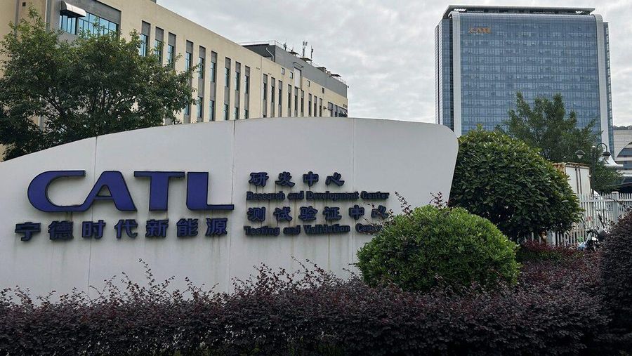 Tanda CATL berdiri di luar pusat penelitian dan pengembangan serta kantor pusat produsen baterai China di Ningde, provinsi Fujian, China. (REUTERS/Kevin Krolicki)