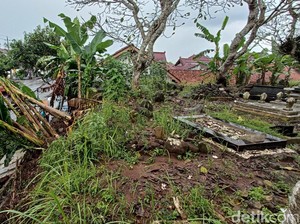 Talut Makam Sepanjang 30 Meter di Kedungwuluh Purwokerto Longsor