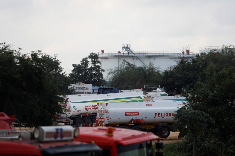 Truk tangki menunggu di dekat kilang Guillermo Elder Bell saat orang-orang berunjuk rasa di ibu kota La Paz terhadap kekurangan bahan bakar yang berlangsung lama dan kurangnya dolar, di Santa Cruz, Bolivia, Rabu (21/5/2025). (REUTERS/Ipa Ibanez) Truk tangki menunggu di dekat kilang Guillermo Elder Bell saat orang-orang berunjuk rasa di ibu kota La Paz terhadap kekurangan bahan bakar yang berlangsung lama dan kurangnya dolar, di Santa Cruz, Bolivia, Rabu (21/5/2025). (REUTERS/Ipa Ibanez)