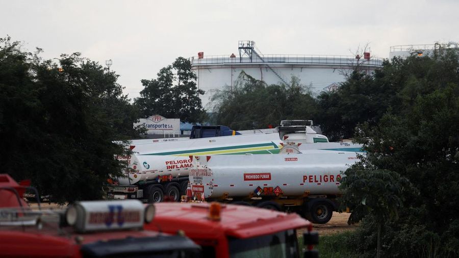 Truk tangki menunggu di dekat kilang Guillermo Elder Bell saat orang-orang berunjuk rasa di ibu kota La Paz terhadap kekurangan bahan bakar yang berlangsung lama dan kurangnya dolar, di Santa Cruz, Bolivia, Rabu (21/5/2025). (REUTERS/Ipa Ibanez)