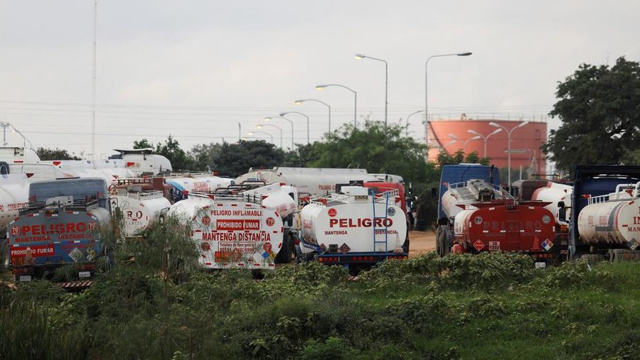 Truk tangki menunggu di dekat kilang Guillermo Elder Bell saat orang-orang berunjuk rasa di ibu kota La Paz terhadap kekurangan bahan bakar yang berlangsung lama dan kurangnya dolar, di Santa Cruz, Bolivia, Rabu (21/5/2025). (REUTERS/Ipa Ibanez)