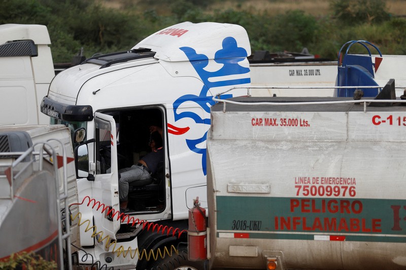 Truk tangki menunggu di dekat kilang Guillermo Elder Bell saat orang-orang berunjuk rasa di ibu kota La Paz terhadap kekurangan bahan bakar yang berlangsung lama dan kurangnya dolar, di Santa Cruz, Bolivia, Rabu (21/5/2025). (REUTERS/Ipa Ibanez) Truk tangki menunggu di dekat kilang Guillermo Elder Bell saat orang-orang berunjuk rasa di ibu kota La Paz terhadap kekurangan bahan bakar yang berlangsung lama dan kurangnya dolar, di Santa Cruz, Bolivia, Rabu (21/5/2025). (REUTERS/Ipa Ibanez)