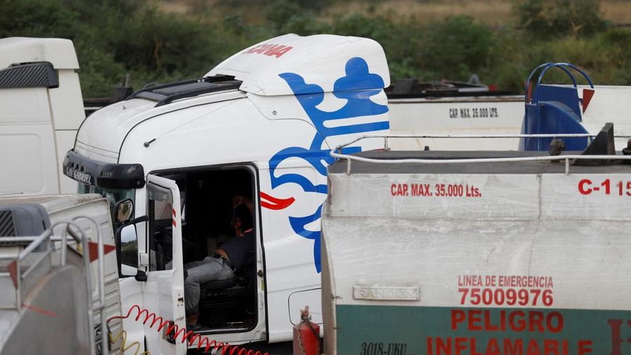 Truk tangki menunggu di dekat kilang Guillermo Elder Bell saat orang-orang berunjuk rasa di ibu kota La Paz terhadap kekurangan bahan bakar yang berlangsung lama dan kurangnya dolar, di Santa Cruz, Bolivia, Rabu (21/5/2025). (REUTERS/Ipa Ibanez)