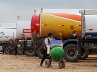 Presiden Ini Nekat Cabut Subsidi BBM, Harga Bensin-Solar Naik 163%