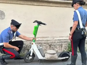 Turis Nakal Muncul Lagi di Roma, Bawa Kabur Artefak Pakai Sekuter