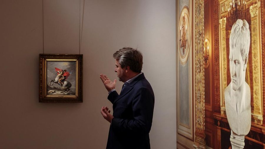 Artefak langka Napoleon diresmikan di Sotheby’s Hong Kong menjelang pelelangan di Paris. (REUTERS/Tyrone Siu) Artefak langka Napoleon diresmikan di Sotheby’s Hong Kong menjelang pelelangan di Paris. (REUTERS/Tyrone Siu)