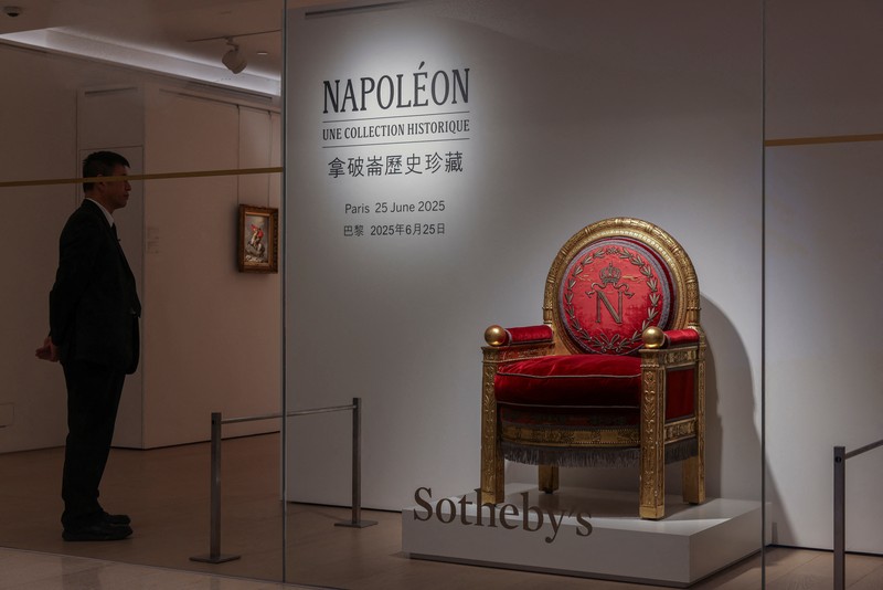 Artefak langka Napoleon diresmikan di Sotheby’s Hong Kong menjelang pelelangan di Paris. (REUTERS/Tyrone Siu) Artefak langka Napoleon diresmikan di Sotheby’s Hong Kong menjelang pelelangan di Paris. (REUTERS/Tyrone Siu)