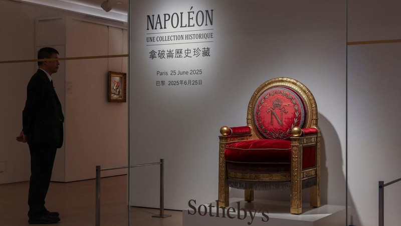 Artefak langka Napoleon diresmikan di Sotheby’s Hong Kong menjelang pelelangan di Paris. (REUTERS/Tyrone Siu)