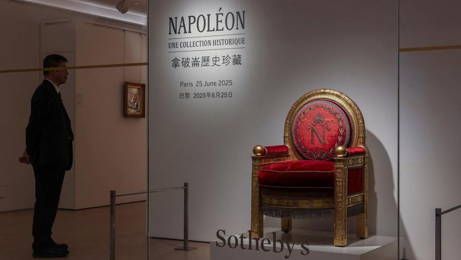 Artefak langka Napoleon diresmikan di Sotheby’s Hong Kong menjelang pelelangan di Paris. (REUTERS/Tyrone Siu) Artefak langka Napoleon diresmikan di Sotheby’s Hong Kong menjelang pelelangan di Paris. (REUTERS/Tyrone Siu)