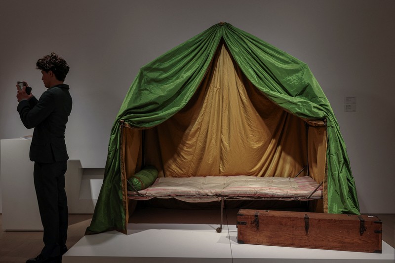 Artefak langka Napoleon diresmikan di Sotheby’s Hong Kong menjelang pelelangan di Paris. (REUTERS/Tyrone Siu) Artefak langka Napoleon diresmikan di Sotheby’s Hong Kong menjelang pelelangan di Paris. (REUTERS/Tyrone Siu)