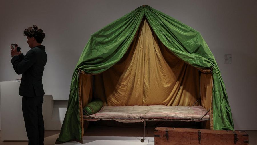 Artefak langka Napoleon diresmikan di Sotheby’s Hong Kong menjelang pelelangan di Paris. (REUTERS/Tyrone Siu) Artefak langka Napoleon diresmikan di Sotheby’s Hong Kong menjelang pelelangan di Paris. (REUTERS/Tyrone Siu)