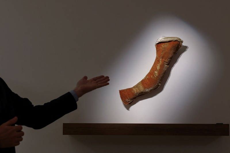Artefak langka Napoleon diresmikan di Sotheby’s Hong Kong menjelang pelelangan di Paris. (REUTERS/Tyrone Siu) Artefak langka Napoleon diresmikan di Sotheby’s Hong Kong menjelang pelelangan di Paris. (REUTERS/Tyrone Siu)