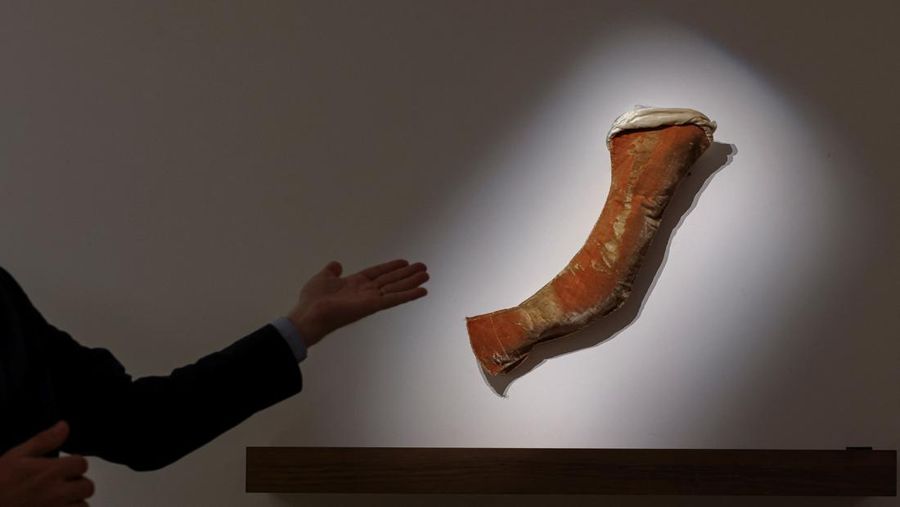 Artefak langka Napoleon diresmikan di Sotheby’s Hong Kong menjelang pelelangan di Paris. (REUTERS/Tyrone Siu) Artefak langka Napoleon diresmikan di Sotheby’s Hong Kong menjelang pelelangan di Paris. (REUTERS/Tyrone Siu)